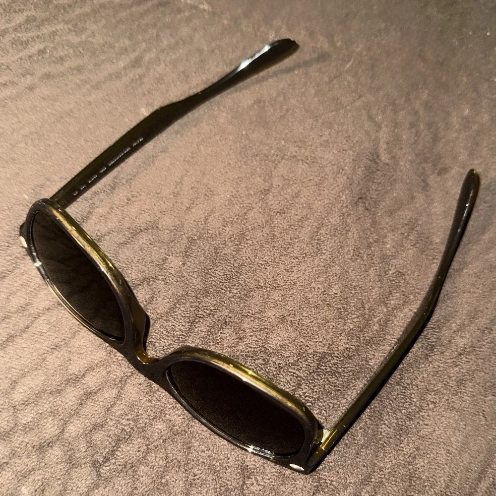 Ray-Ban New Wayfarer Tortoise Green RB2132 Previously Owned Sunglasses